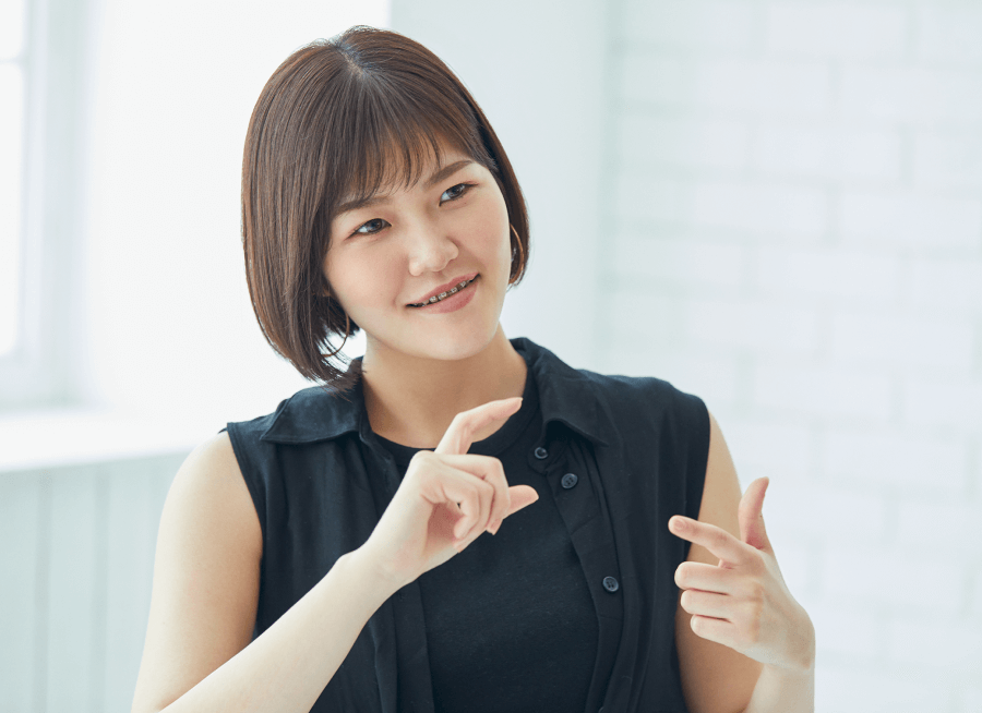 インタビューに答えるアイブロウリスト