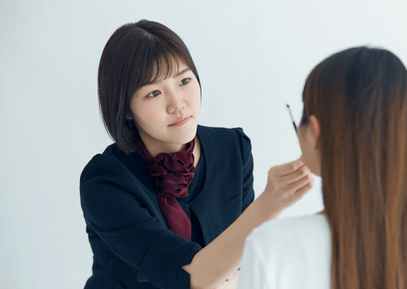 お客様の眉を観察するアイブロウリスト