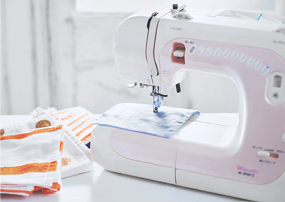 机の上に置かれた趣味のミシン