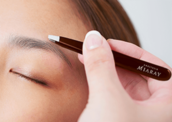 アナスタシアミアレでうぶ毛処理を行う様子