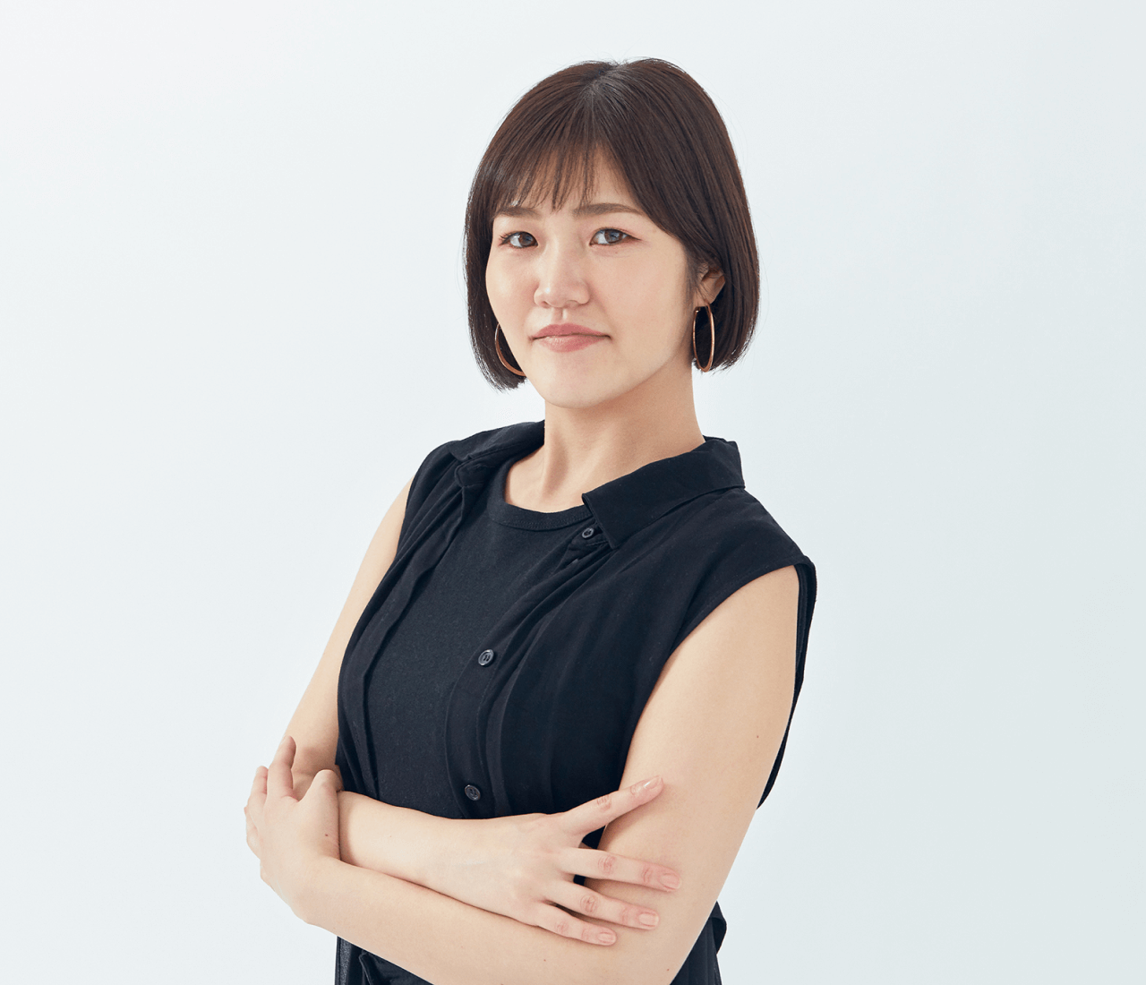 腕組みをする職人肌なアイブロウリスト