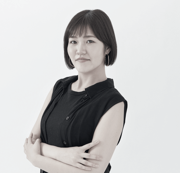 腕組みをする職人肌なアイブロウリスト